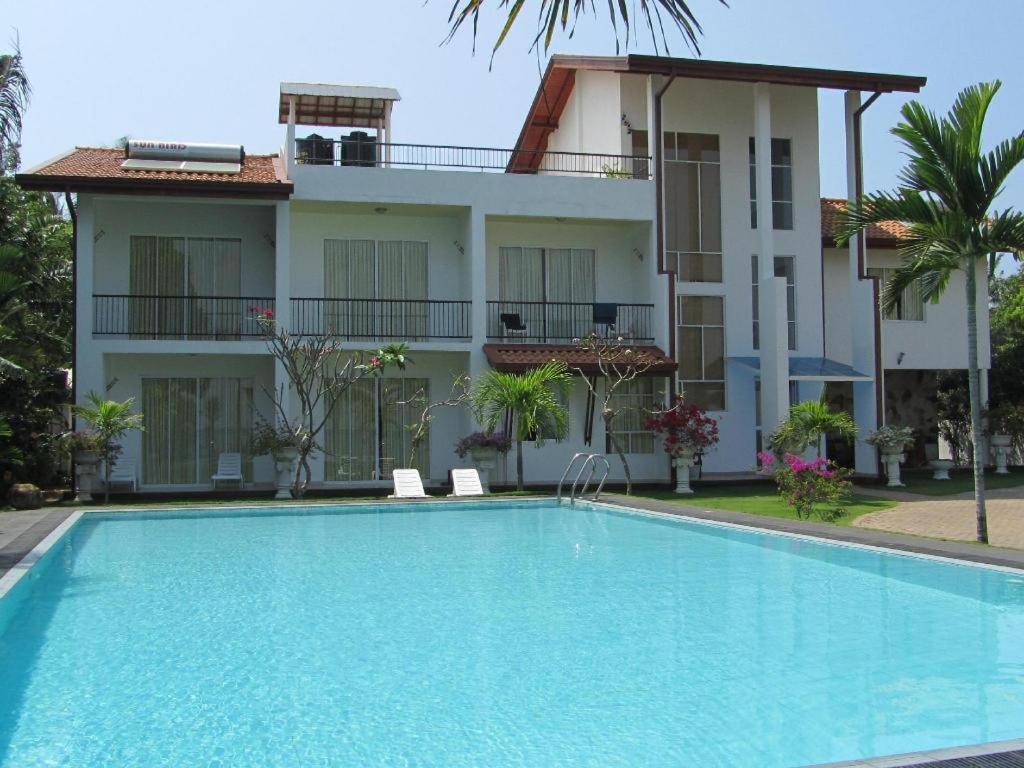 Rainbow Lagoon Resort Negombo Exterior photo
